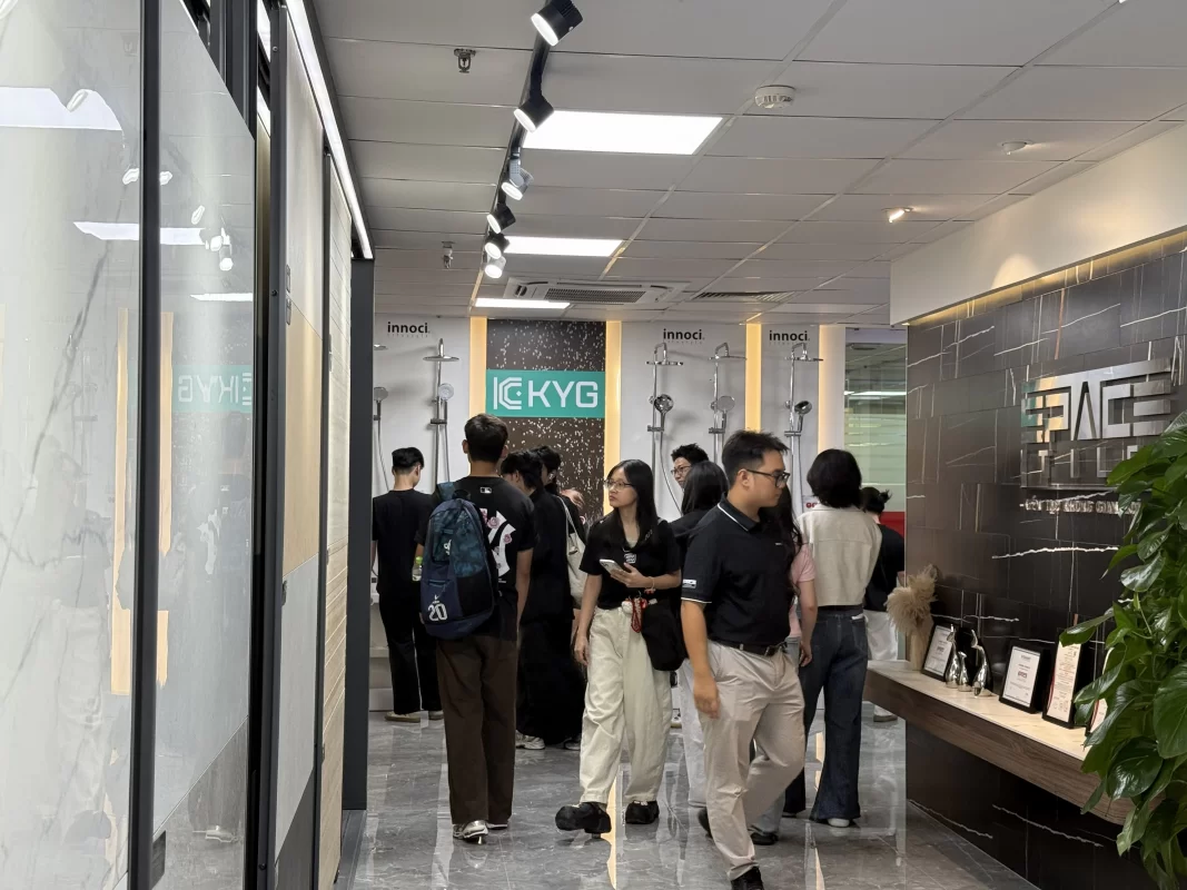 Sinh viên Đại học Kiến trúc tham quan showroom T.Space