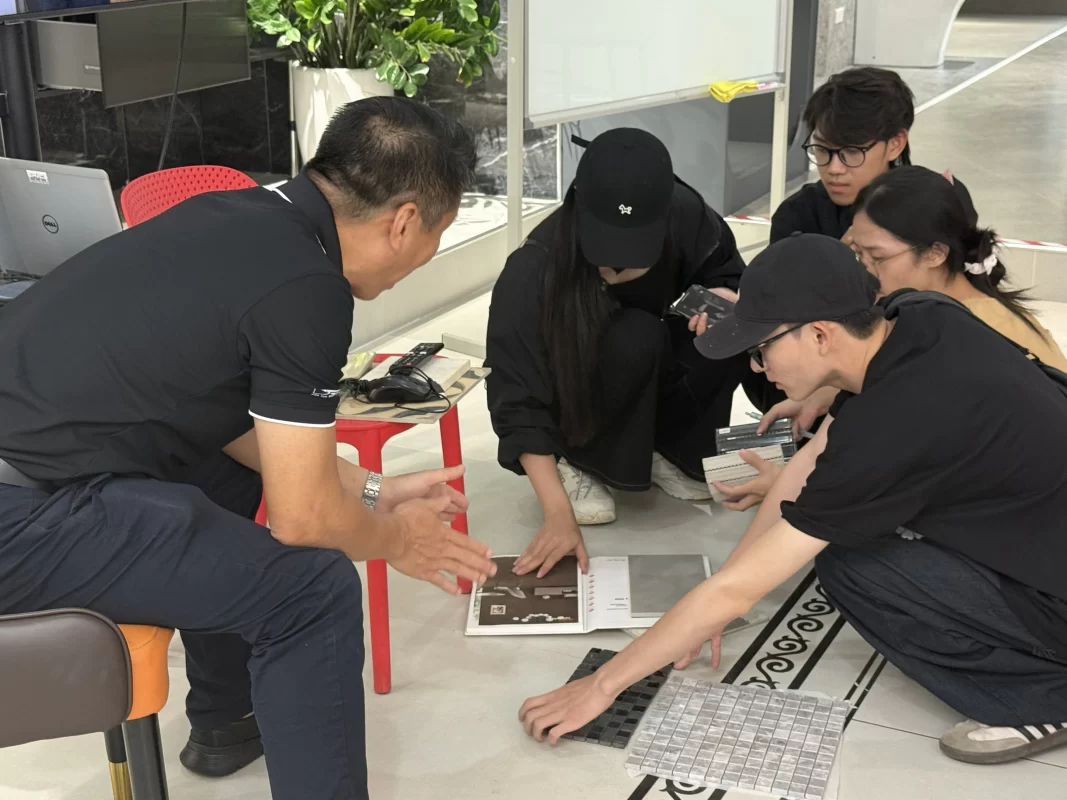 Sinh viên Đại học Kiến trúc tham quan showroom T.Space