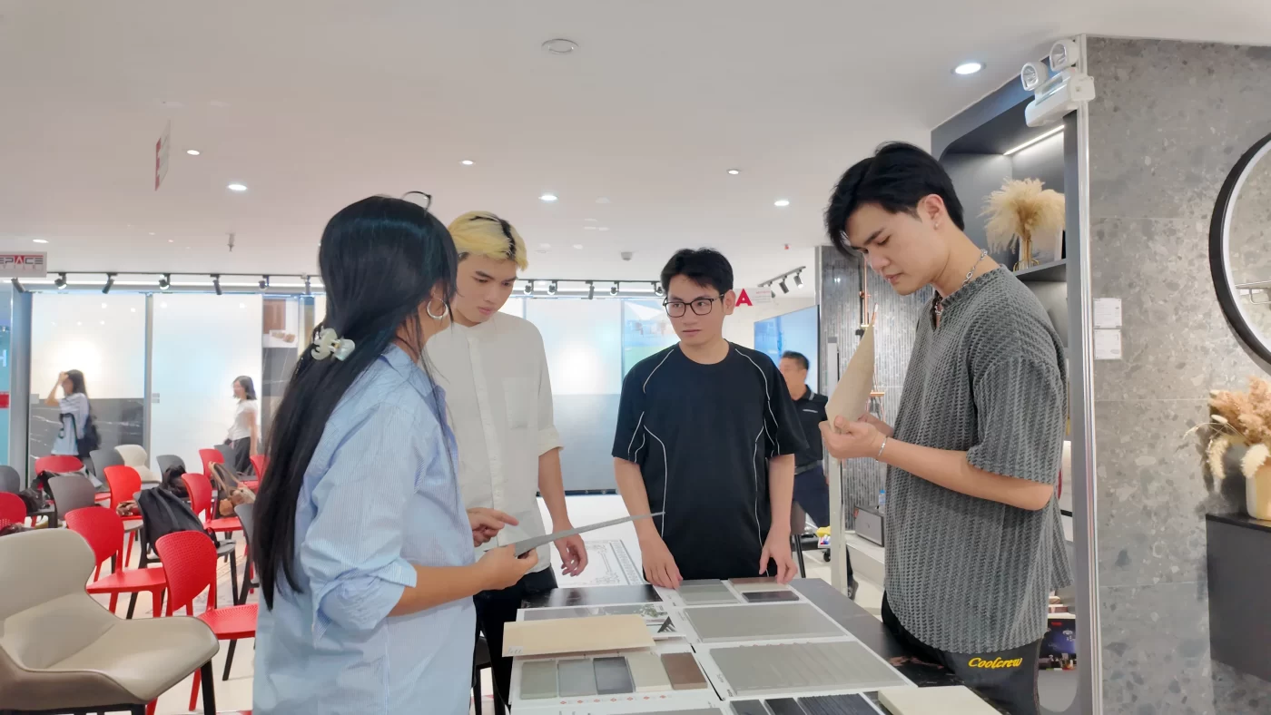 Sinh viên Đại học Kiến trúc tham quan showroom T.Space