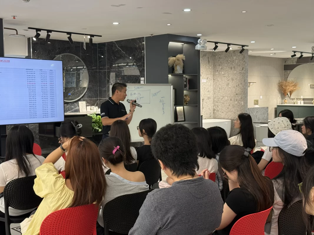 Sinh viên Đại học Kiến trúc tham quan showroom T.Space