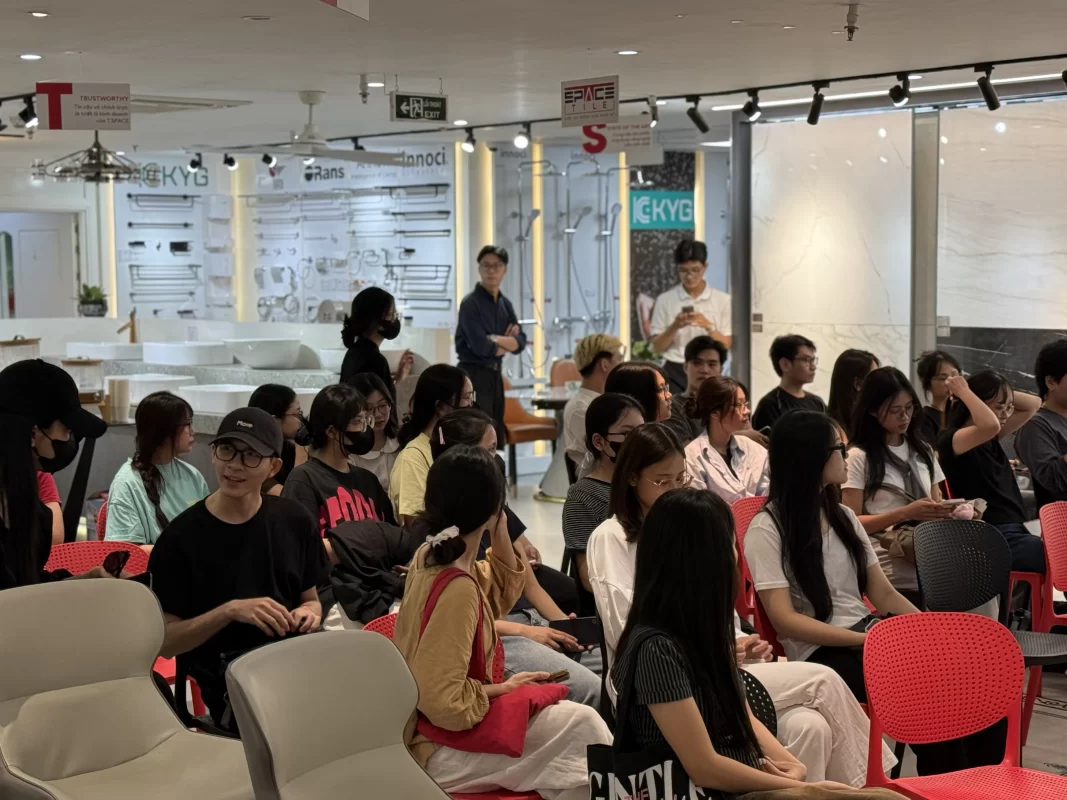 Sinh viên Đại học Kiến trúc tham quan showroom T.Space