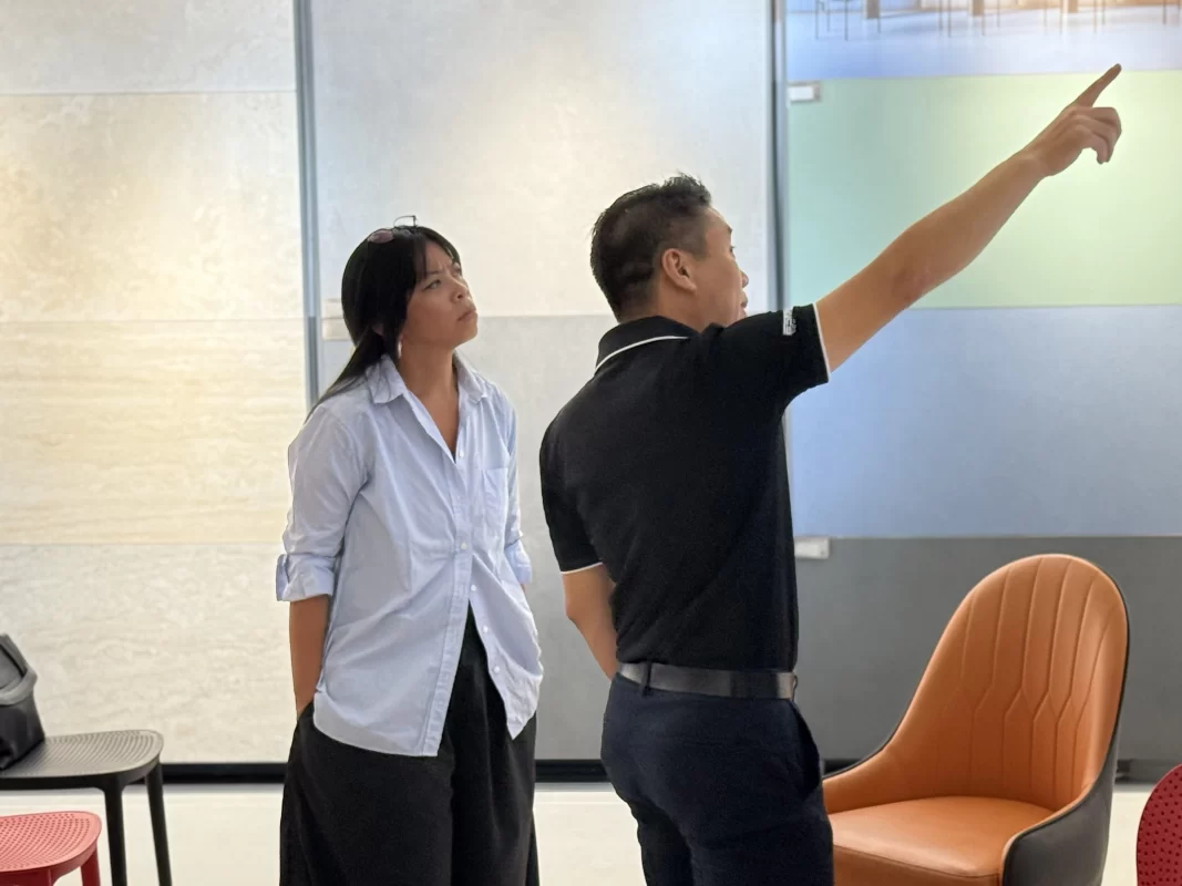Sinh viên Đại học Kiến trúc tham quan showroom T.Space