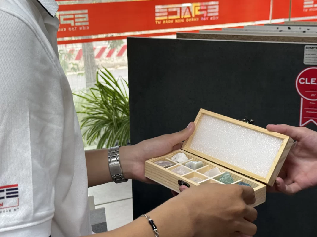 Sinh viên Đại học Kiến trúc tham quan showroom T.Space