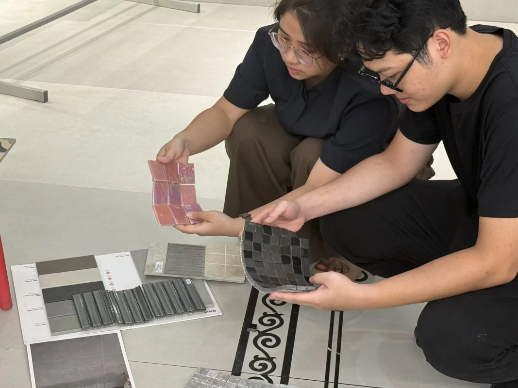 Sinh viên Đại học Kiến trúc tham quan showroom T.Space