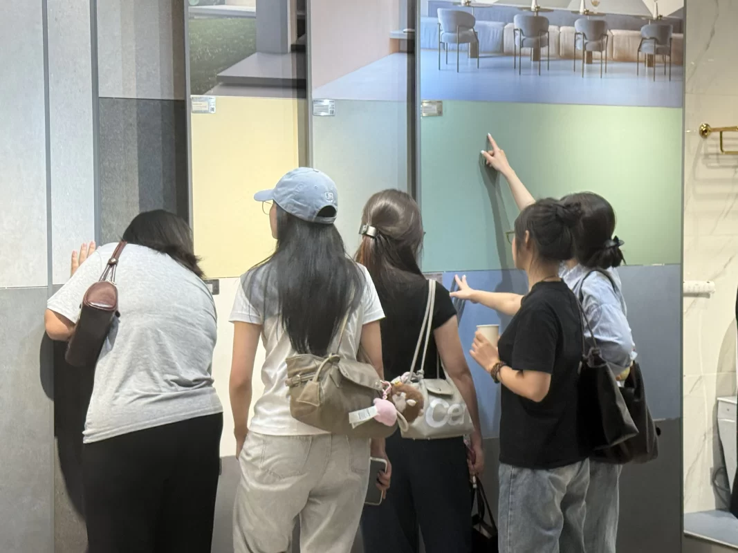 Sinh viên Đại học Kiến trúc tham quan showroom T.Space