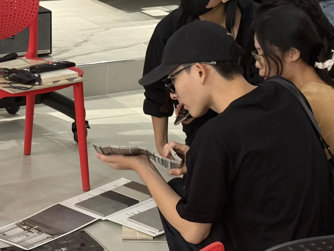 Sinh viên Đại học Kiến trúc tham quan showroom T.Space