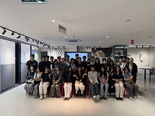 sinh vien dai hoc kien truc tham quan showroom tspace 54