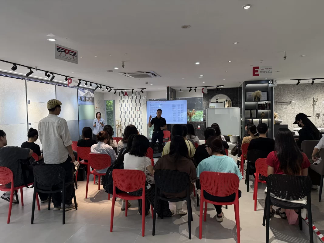 Sinh viên Đại học Kiến trúc tham quan showroom T.Space